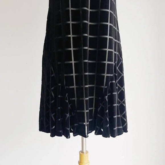 DONNA MORGAN | Black Velvet Grid Print Dress | 8 - Picture 4 of 6